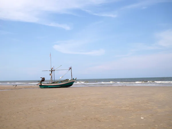 Barco en la playa, hua hin, tailandia — Foto de Stock