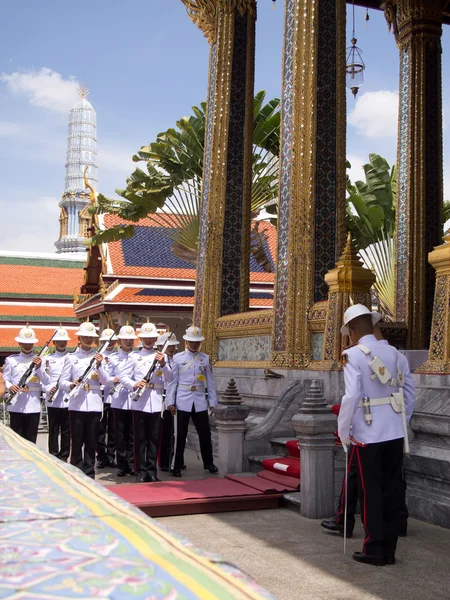BANGKOK - 28 DE MARZO: Los soldados se preparan para la realeza del crematorio —  Fotos de Stock