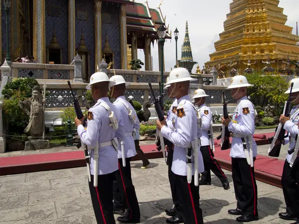 BANGKOK - 28 MARZO: I soldati si preparano alla reggia della cremazione — Foto Stock
