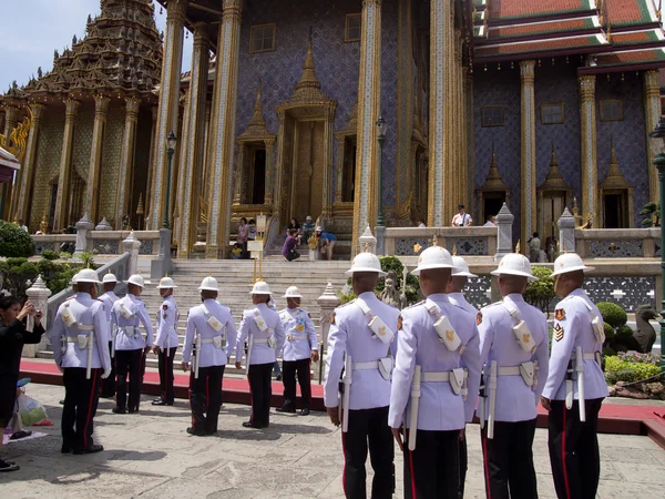 BANGKOK - 28 DE MARZO: Los soldados se preparan para la realeza del crematorio —  Fotos de Stock