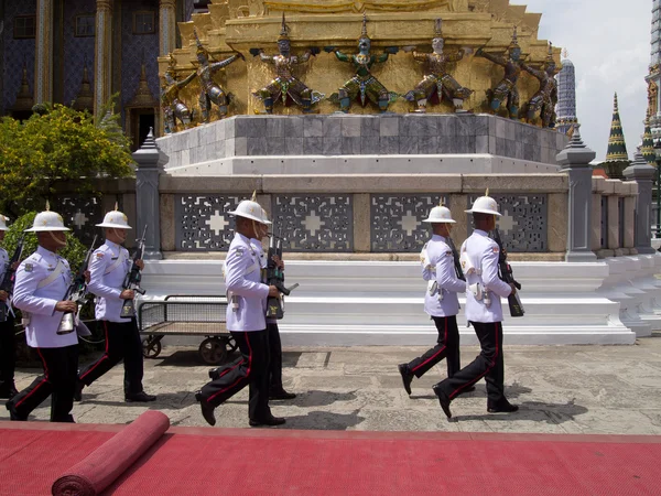 BANGKOK - MARÇO 28: Soldados se preparam para a realeza de crematio — Fotografia de Stock