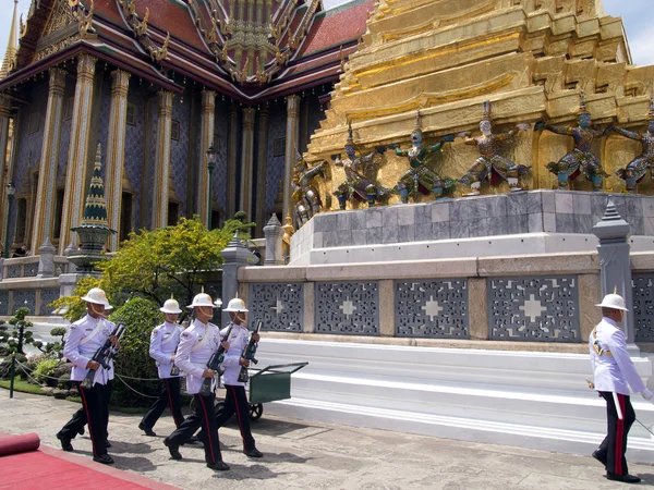 BANGKOK - MARÇO 28: Soldados se preparam para a realeza de crematio — Fotografia de Stock