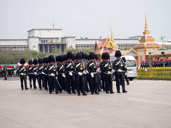 BANGKOK - 25 DE MARZO: Los soldados se preparan para la realeza del crematorio —  Fotos de Stock