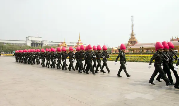 BANGKOK - 25 DE MARÇO: Soldados se preparam para a realeza de crematio — Fotografia de Stock
