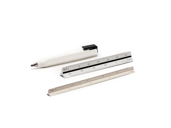 Lápis e Escalas, ferramentas de desenho de arquitetura em backgroun branco — Fotografia de Stock
