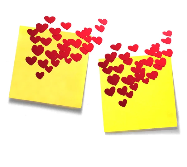 Notes collantes jaunes avec de nombreux cœurs rouges — Photo