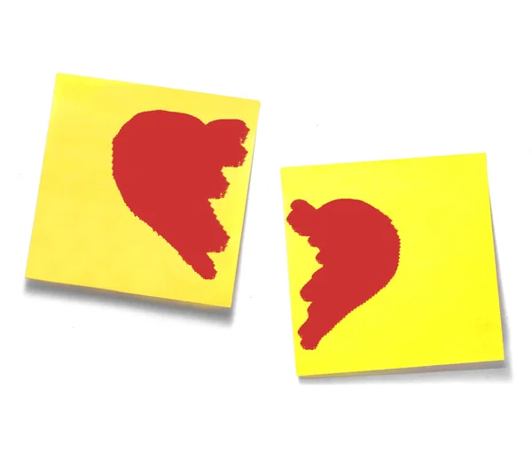 Żółte karteczki z z oddzielone czerwone serca — Zdjęcie stockowe