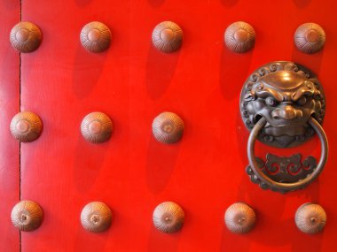 Aslan/ejderha kafası olan kırmızı Çin kapı.