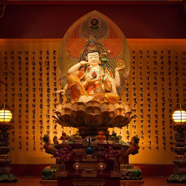 Socha Kuan-jin v čínský chrám — Stock fotografie