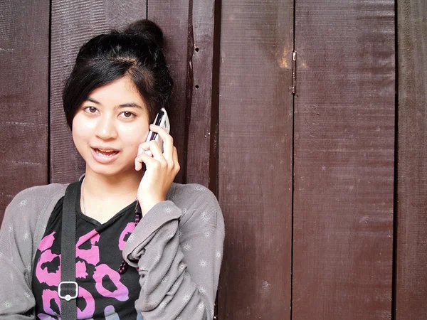 Vacker kvinna som pratar i sin mobil — Stockfoto