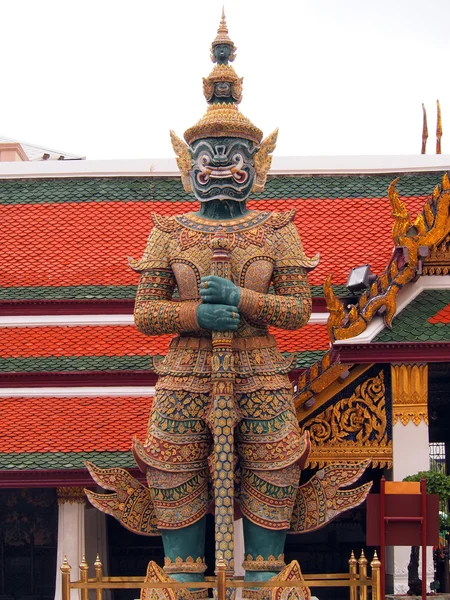 Giant guardian in the Temple of the Emerald Buddha, Bangkok. — Stock Photo, Image