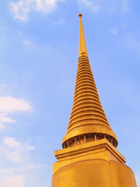 Goldene Pagode am smaragdgrünen Buddha-Tempel — Stockfoto
