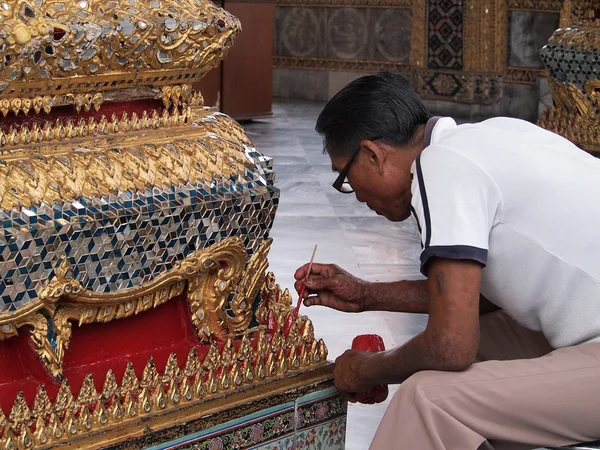 Thai artist painting column in temple. — Stock Photo, Image