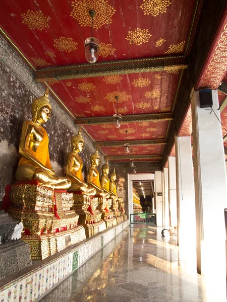 Golden buddhas in wat sutat, bangkok — Stock Photo, Image