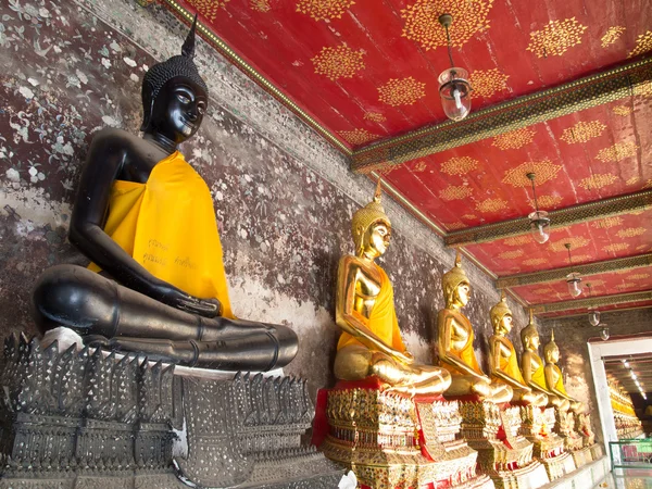 Золотий Буддами аркада в wat sutat, Бангкок — стокове фото