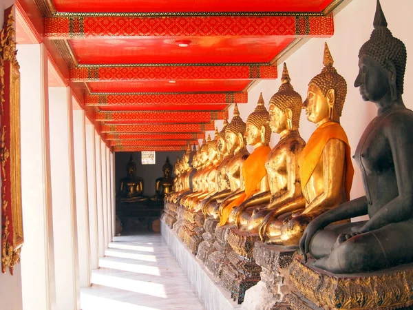 Buddha im Korridor des Lichts — Stockfoto