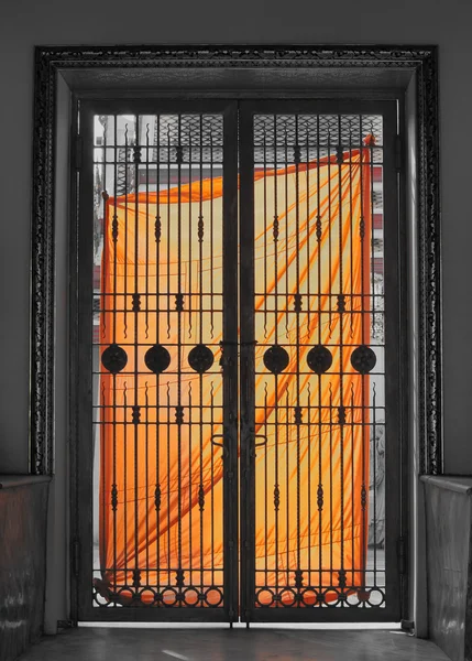 사원의 문 오렌지 천 스님의 요령 — 스톡 사진