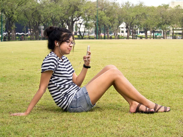 Mujer relajante y escuchando música al aire libre —  Fotos de Stock