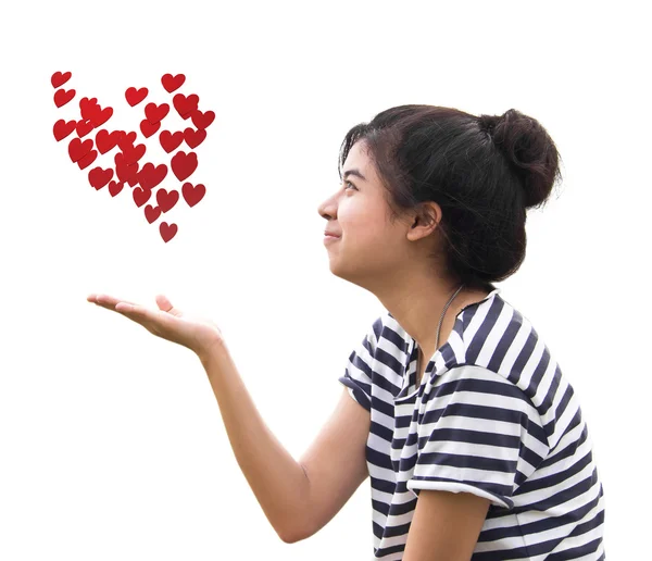 浪漫的年轻女子，手中握着红色的心 — 图库照片