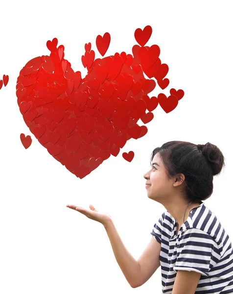 Romantische junge Frau hält ein rotes Herz in den Händen — Stockfoto