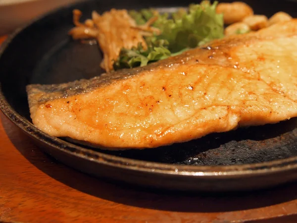 Sartén caliente con filete de salmón —  Fotos de Stock
