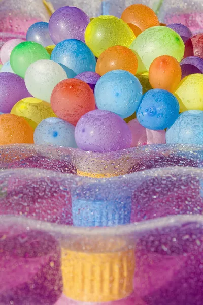 Su dolu renkli balonlar — Stok fotoğraf