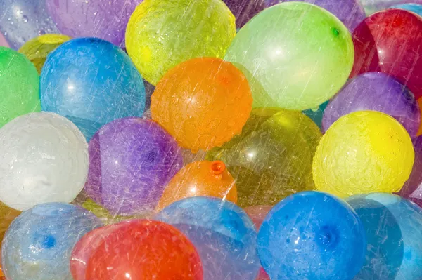 Agua de lluvia sobre globos de colores — Foto de Stock