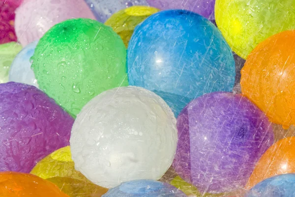 Eau de pluie tombant sur des ballons colorés — Photo