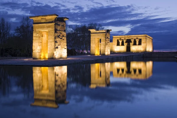 Египетский храм отражение ночью — стоковое фото