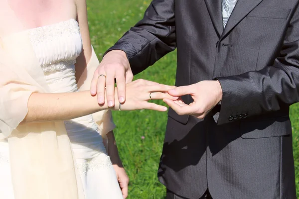Обмін кільцями на весіллі — стокове фото