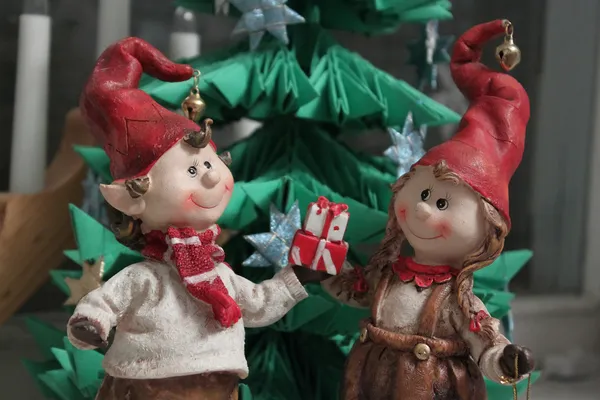 Weihnachtselfen beschenken Jungen und Mädchen zu Weihnachten — Stockfoto