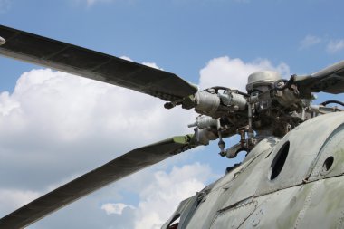 büyük pervaneli helikopter