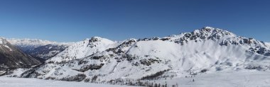 Alps panopama izleri olan İtalya (Sestriere)