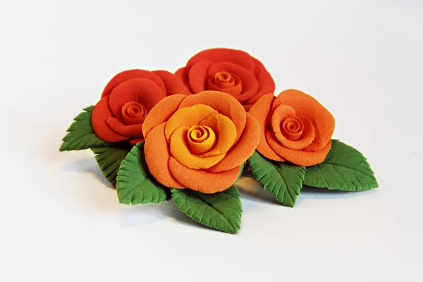 造花 (4 つ大きな赤いバラ、緑の葉) — ストック写真
