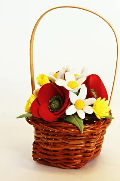 Cesta hecha a mano con flores artificiales (amapola y manzanilla) ) —  Fotos de Stock