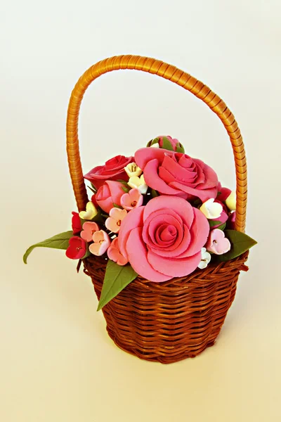 Cesta artesanal con flores artificiales (rosas y tulipanes) ) — Foto de Stock