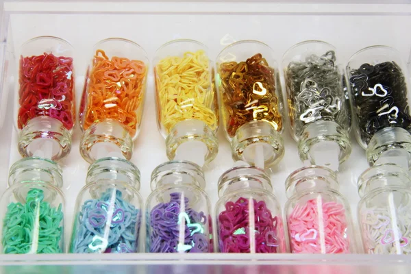 Frascos multicolores con corazones decorativos en caja —  Fotos de Stock