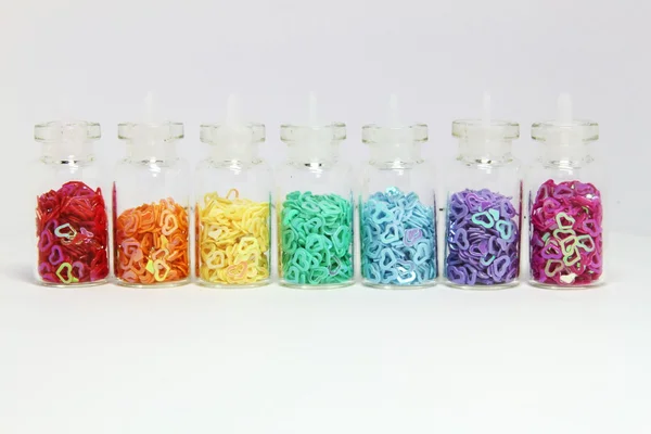 Frascos multicolores con corazones decorativos — Foto de Stock
