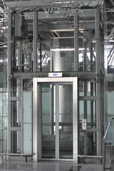 Большой стеклянный багажный лифт в аэропорту — стоковое фото