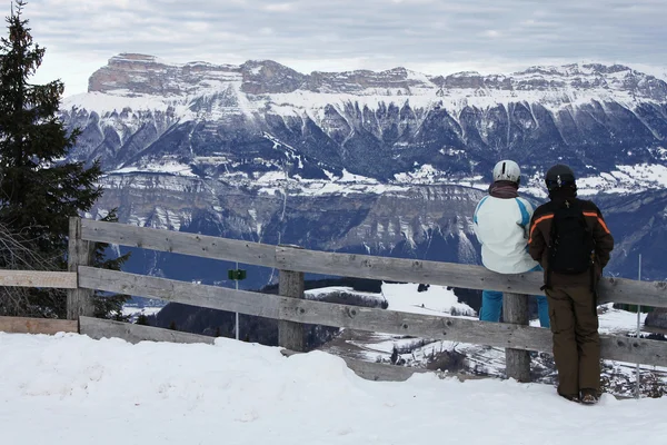 ロマンチックなカップルは、山の瞑想 — ストック写真