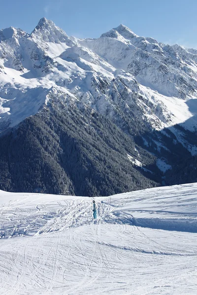 Snowboardåkare gooing freeride spåra — Stockfoto