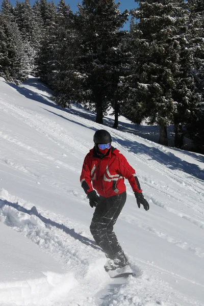 Snowboarder στο κόκκινο σακάκι ΕΝΑΡΞΗΣ — Φωτογραφία Αρχείου