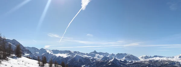 Alperna panorama i Italien (Sestriere) sky — Stockfoto