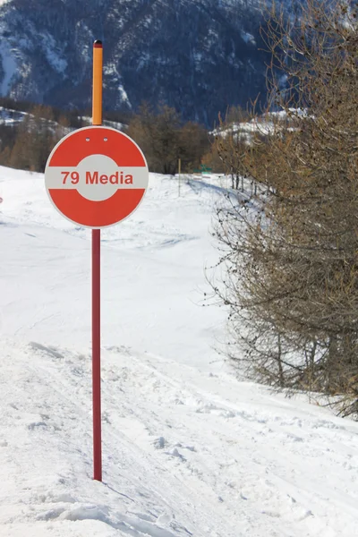 Pista roja de medios (pista de esquí ) —  Fotos de Stock
