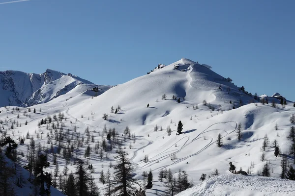 Cima de montaña con rastros de motos de nieve —  Fotos de Stock
