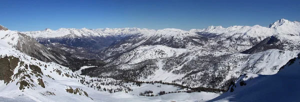 Panorama delle valli di montagna in Italia (Alpi ) — Foto Stock