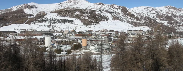 View of Sestriere on the mountain panorama behind — Stock Photo, Image