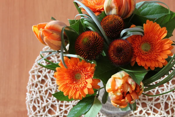 Vacker vår orange massa blommor kvar — Stockfoto