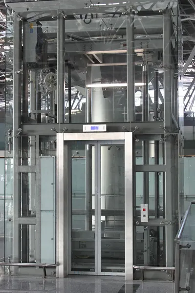 Grande ascensore bagagli in vetro in aeroporto — Foto Stock