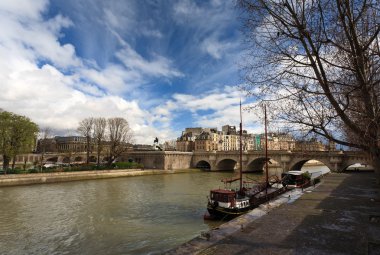 Paris gökyüzü Nehri